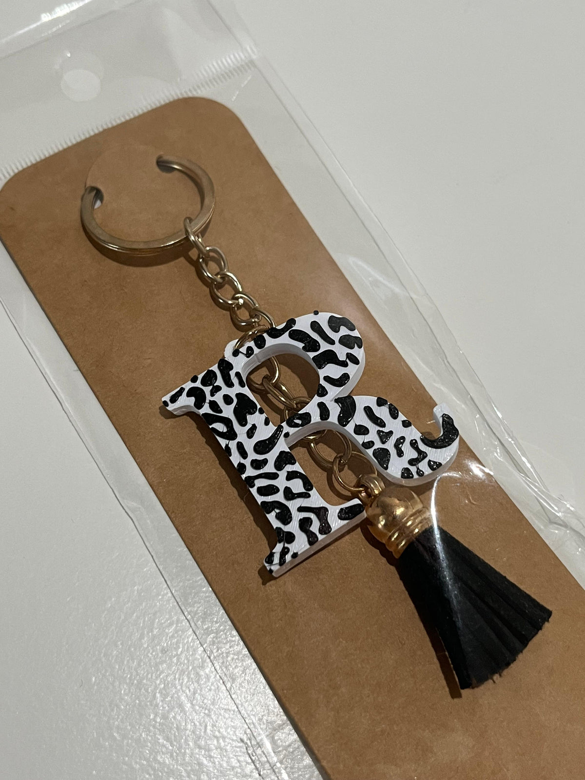 Portachiavi Lettera Maculata Personalizzabile – Texture Animalier Colorata in Stampa 3D