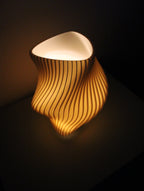 Lampada da Tavolo Scultorea Parametrica – Design Organico Moderno