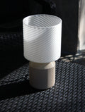 Lampada di Design con Paralume a Spirale e Base Scanalata – Stile Scandinavo / Contemporaneo