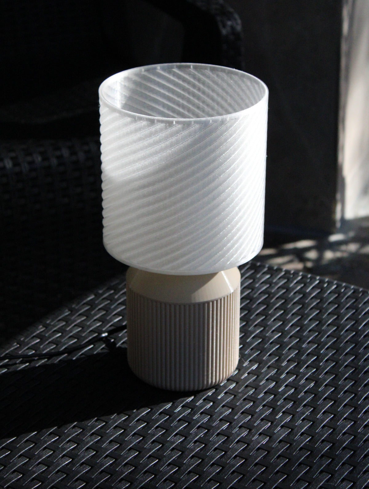 Lampada di Design con Paralume a Spirale e Base Scanalata – Stile Scandinavo / Contemporaneo