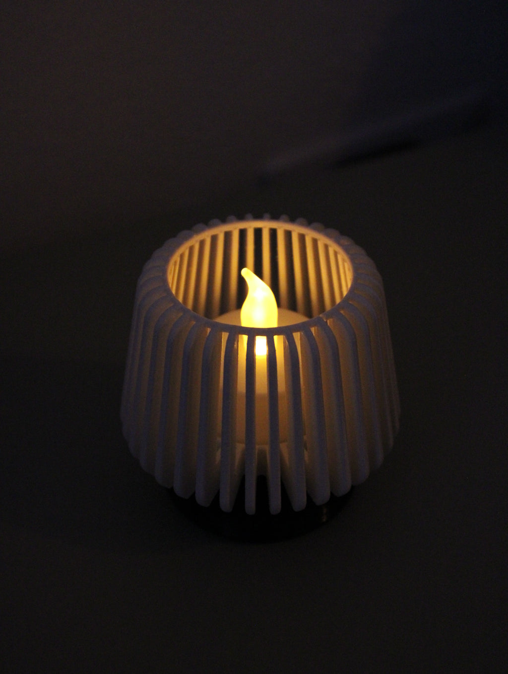 Portacandele Minimal Moderno con Candela LED – Bianco / Design Geometrico