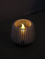 Portacandele Minimal Moderno con Candela LED – Bianco / Design Geometrico