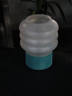 Lampada da Tavolo Kumo Stampata in 3D – Design Minimalista Ondulato con Base Turchese Plissé