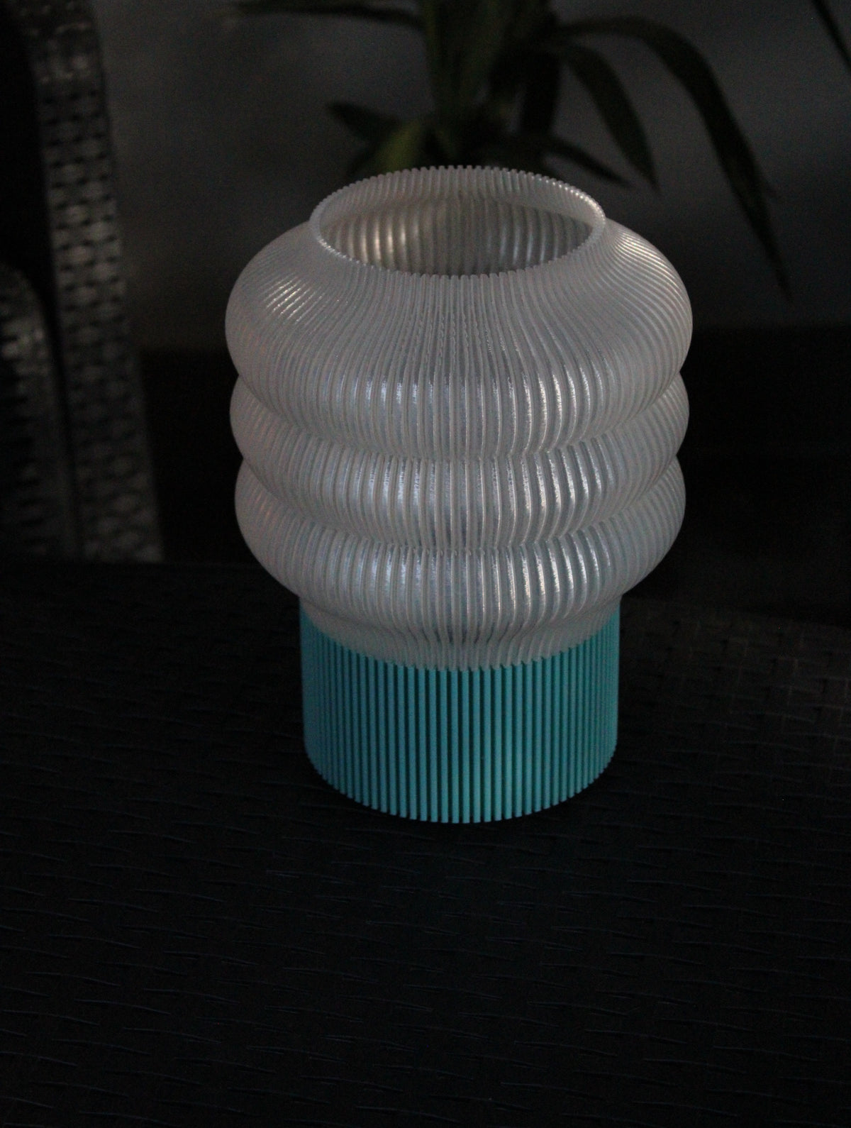 Lampada da Tavolo Kumo Stampata in 3D – Design Minimalista Ondulato con Base Turchese Plissé