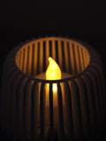 Portacandele Minimal Moderno con Candela LED – Bianco / Design Geometrico