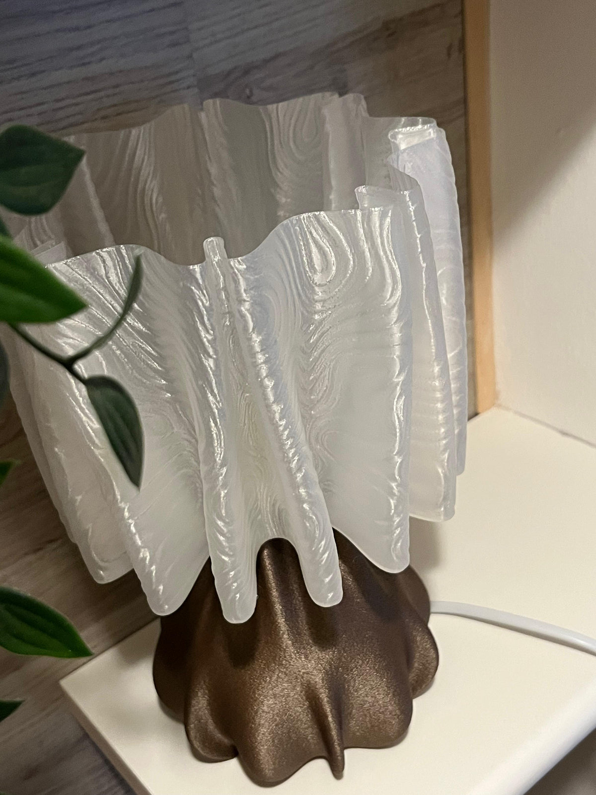 Lampada da Tavolo Modern Sculptural – Design Organico e Plissettato Stampato in 3D