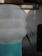 Lampada da Tavolo Kumo Stampata in 3D – Design Minimalista Ondulato con Base Turchese Plissé