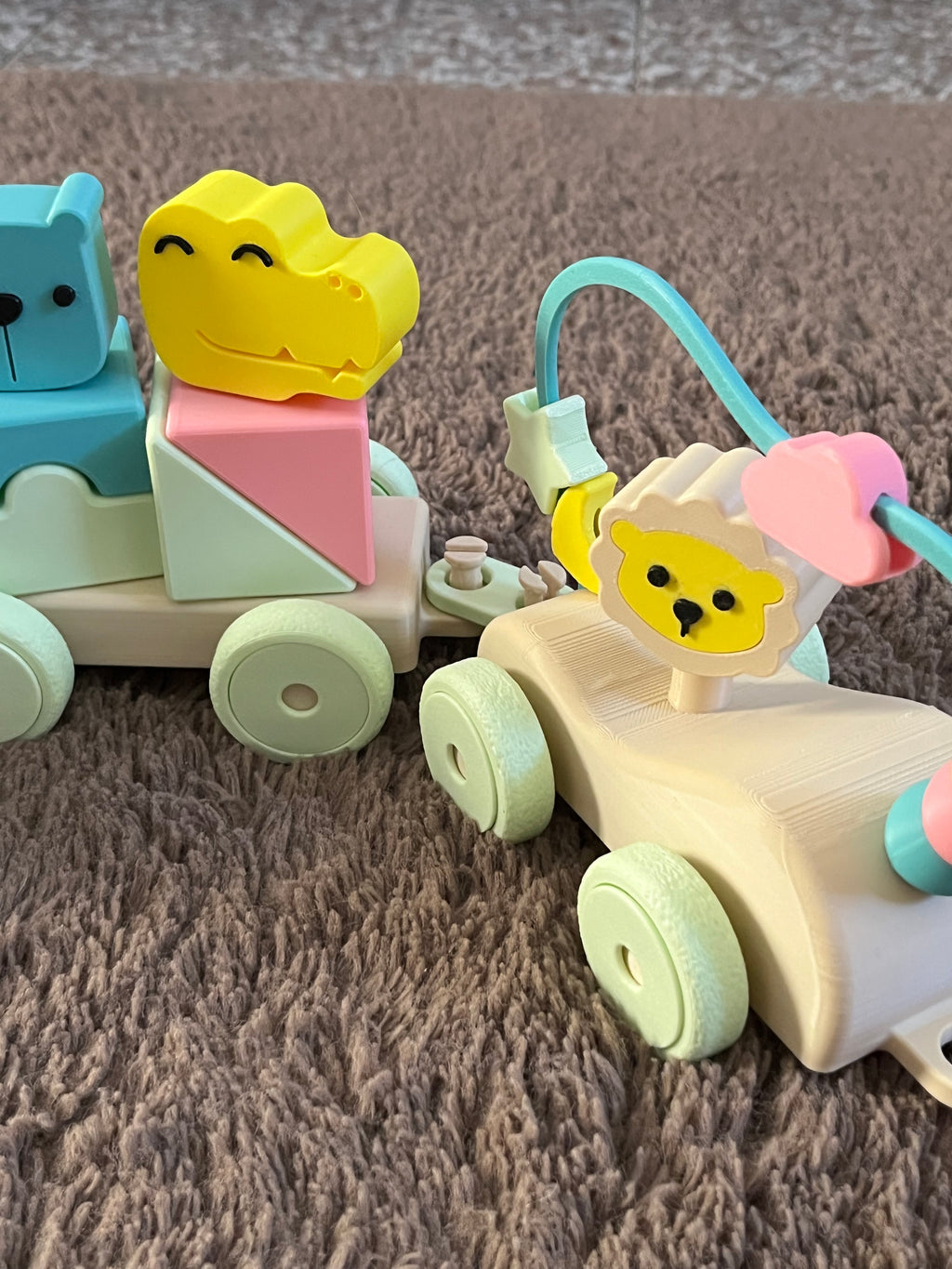 Trenino Giocattolo in 3D - Vagone Arcobaleno e Animaletti Interattivi (Pastello)