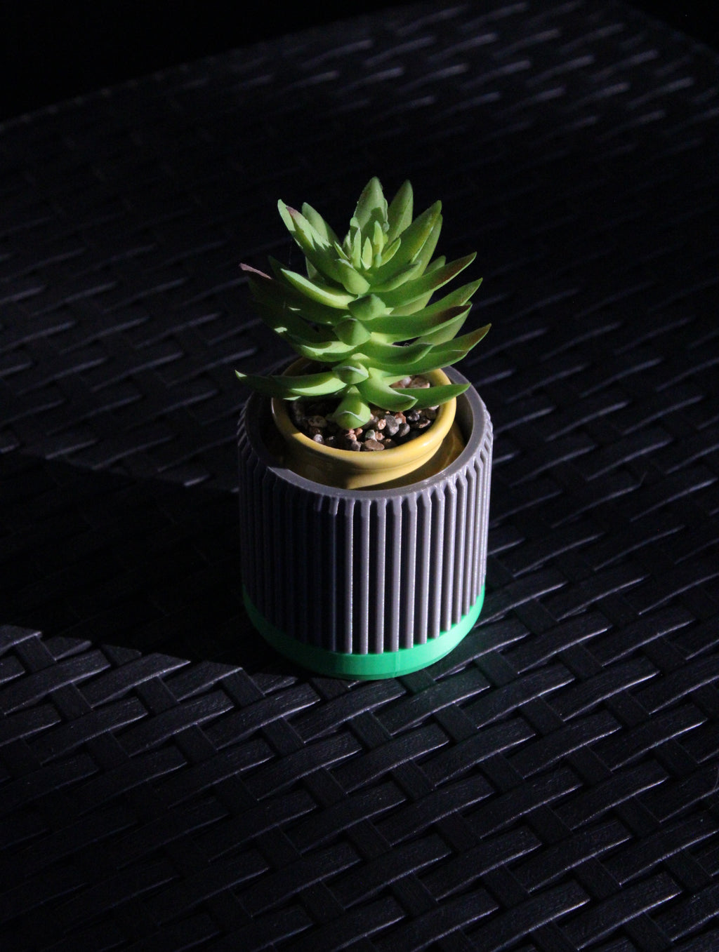 Vaso Portapiante di Design Minimal a Coste – Grigio Antracite e Verde