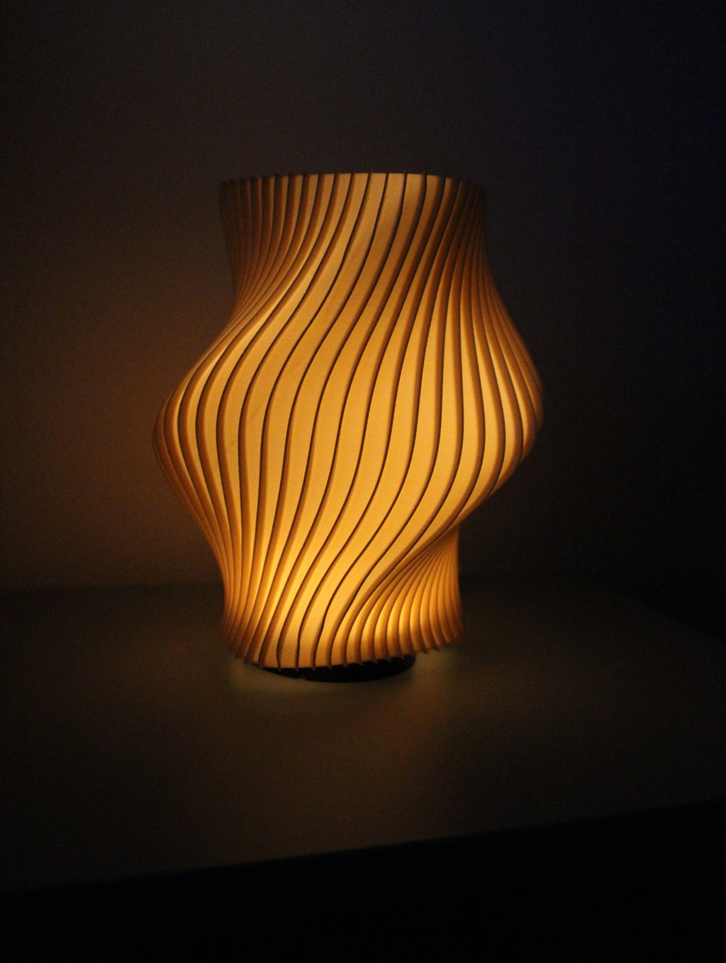 Lampada da Tavolo Scultorea Parametrica – Design Organico Moderno