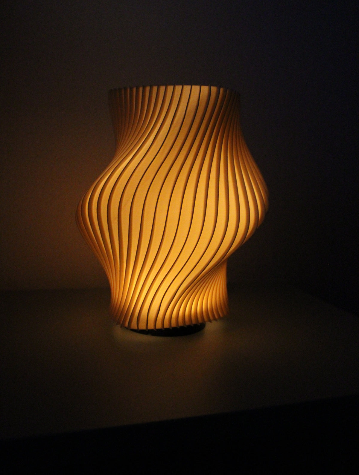 Lampada da Tavolo Scultorea Parametrica – Design Organico Moderno