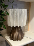 Lampada da Tavolo Modern Sculptural – Design Organico e Plissettato Stampato in 3D