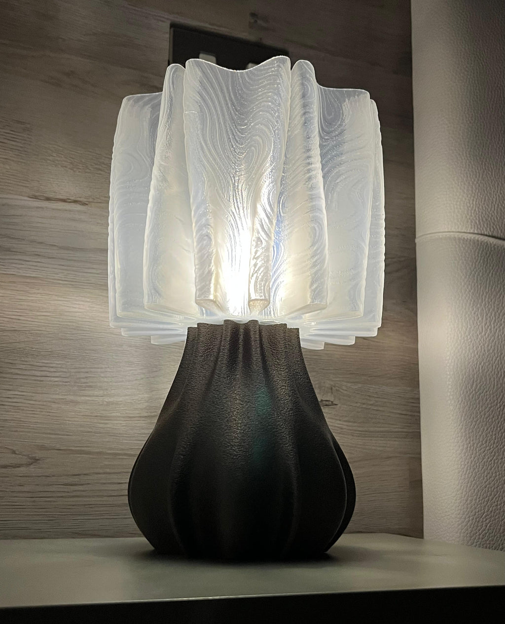 Lampada da Tavolo Modern Sculptural – Design Organico e Plissettato Stampato in 3D