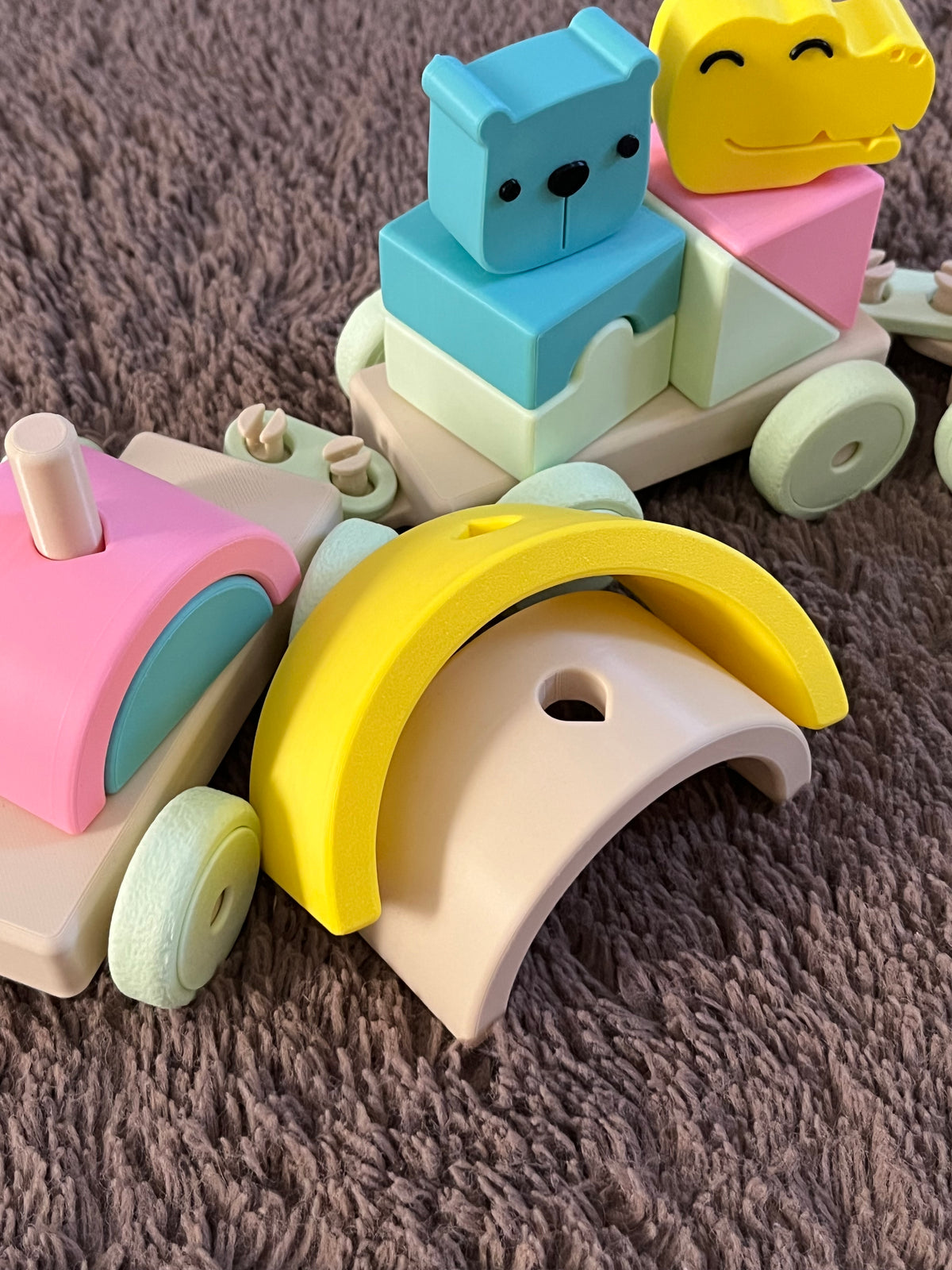 Trenino Giocattolo in 3D - Vagone Arcobaleno e Animaletti Interattivi (Pastello)