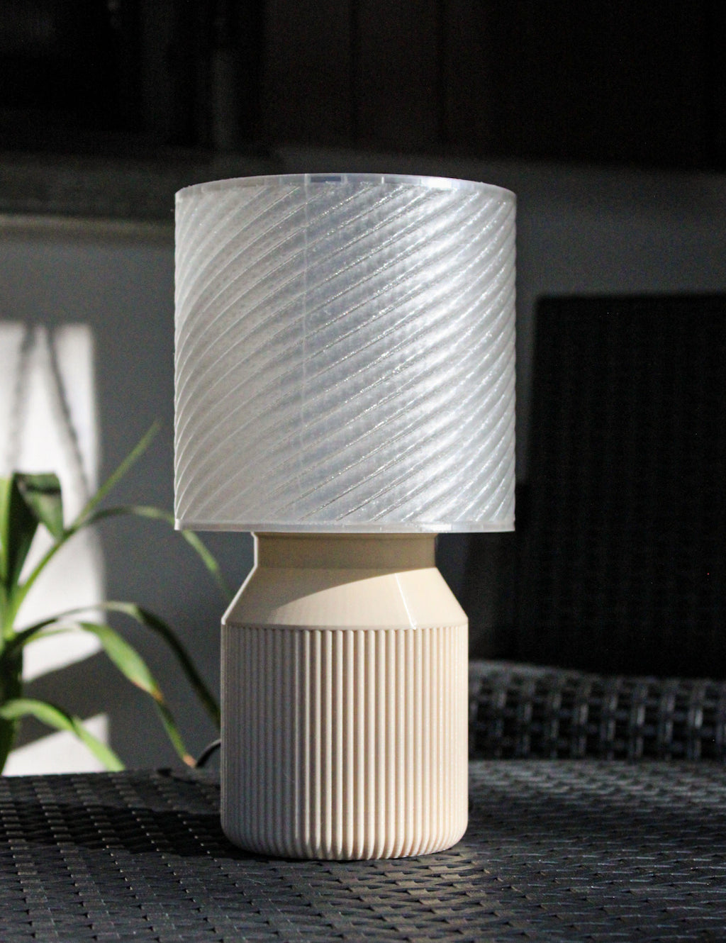 Lampada di Design con Paralume a Spirale e Base Scanalata – Stile Scandinavo / Contemporaneo