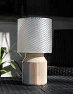 Lampada di Design con Paralume a Spirale e Base Scanalata – Stile Scandinavo / Contemporaneo