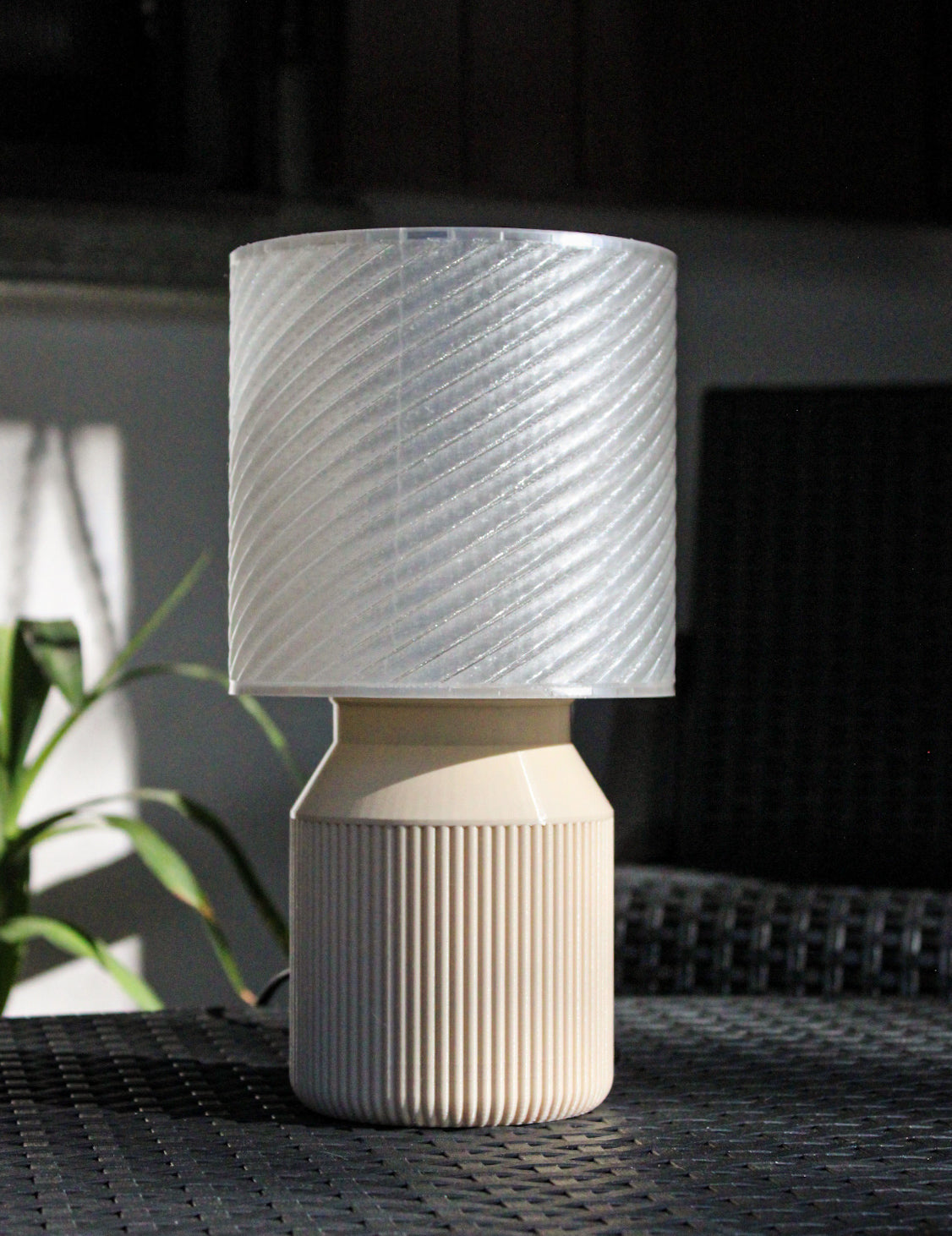 Lampada di Design con Paralume a Spirale e Base Scanalata – Stile Scandinavo / Contemporaneo
