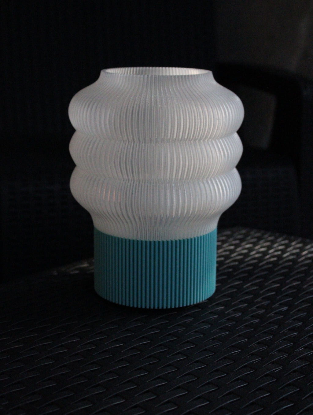 Lampada da Tavolo Kumo Stampata in 3D – Design Minimalista Ondulato con Base Turchese Plissé