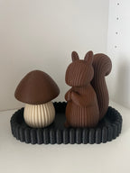 Set Decorativo Autunnale "Bosco Incantato" – Scoiattolo, Fungo e Vassoio Scanalato